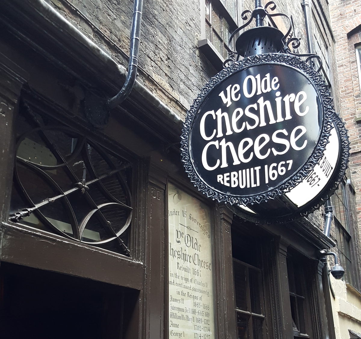 ye olde cheshire cheese street sign in front of entrance